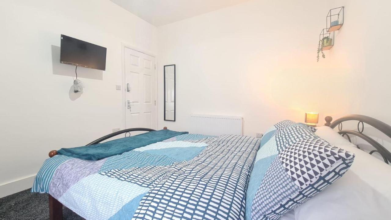 Spacious Room In Manor Park 伦敦 外观 照片