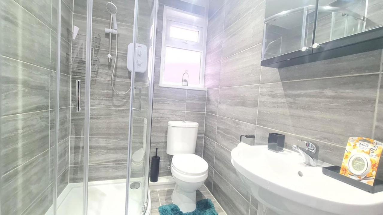 Spacious Room In Manor Park 伦敦 外观 照片