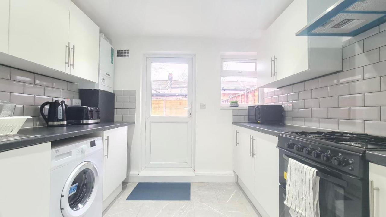 Spacious Room In Manor Park 伦敦 外观 照片